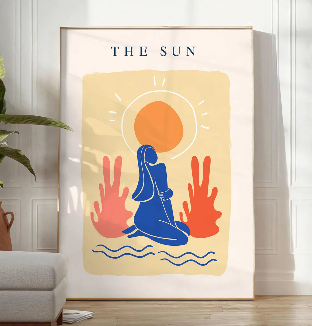 Reproduction femme bleue agenouillee devant un soleil orange et des plantes corail, posee au sol dans un salon minimaliste clair, a cote d'un canape beige et d'une plante verte, sur un parquet clair