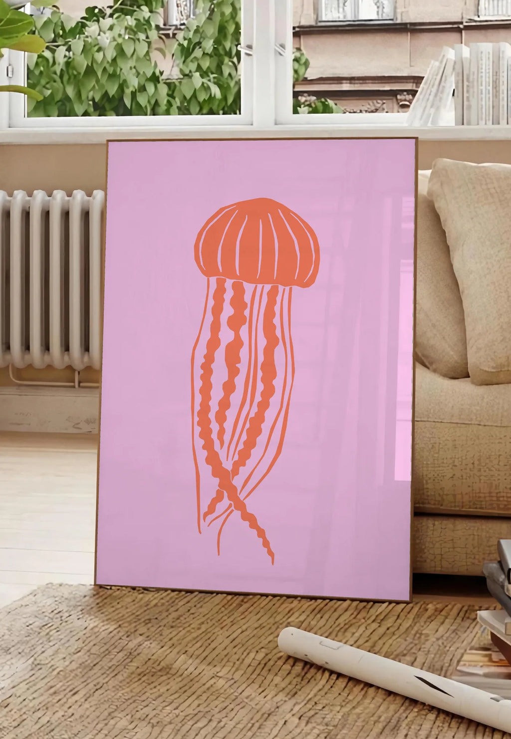 Poster affiche meduse minimaliste, posee au sol dans un salon parisien, devant une grande fenetre donnant sur un immeuble haussmannien, entre un ficus et un canape creme