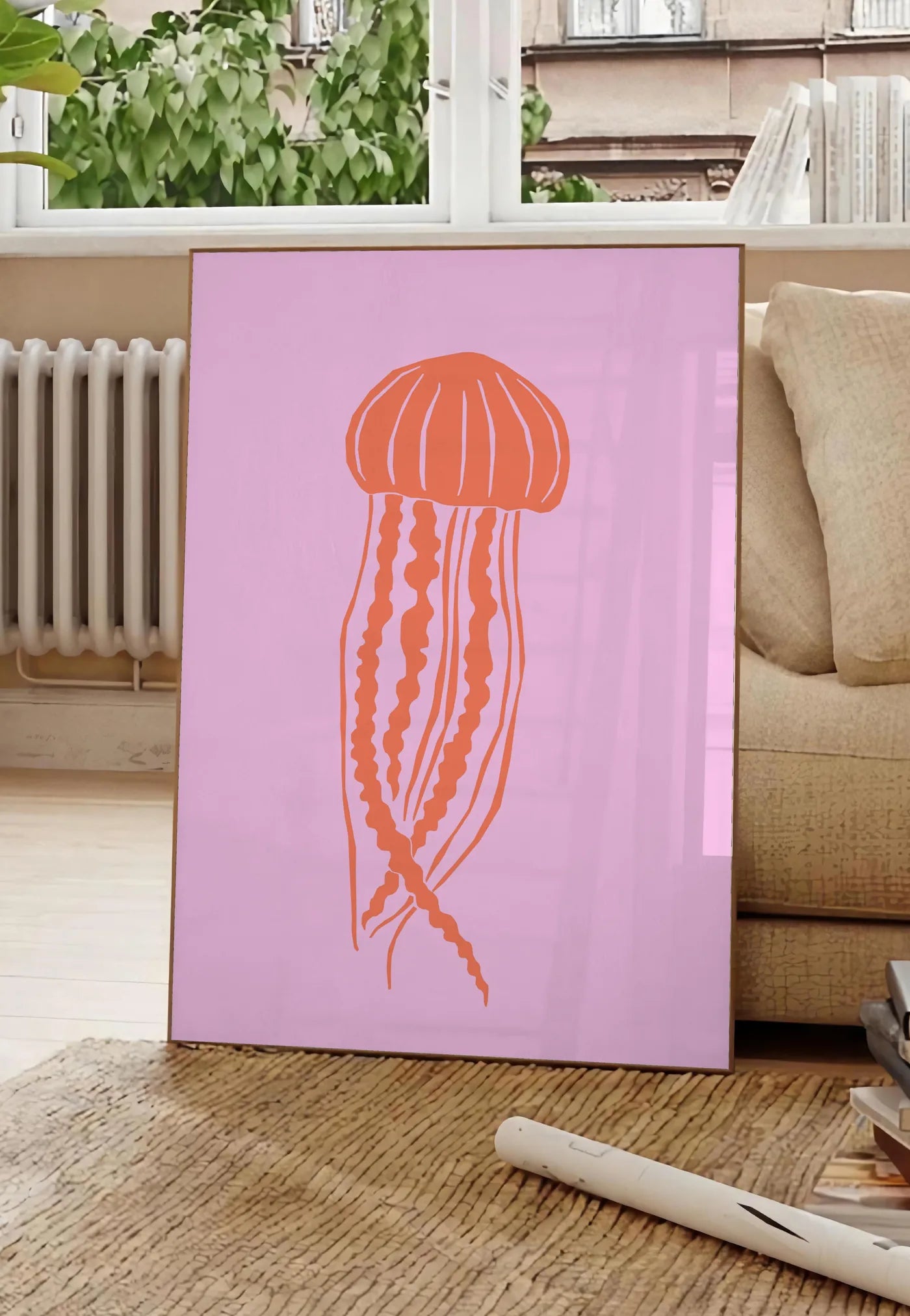 Poster affiche meduse minimaliste, posee au sol dans un salon parisien, devant une grande fenetre donnant sur un immeuble haussmannien, entre un ficus et un canape creme
