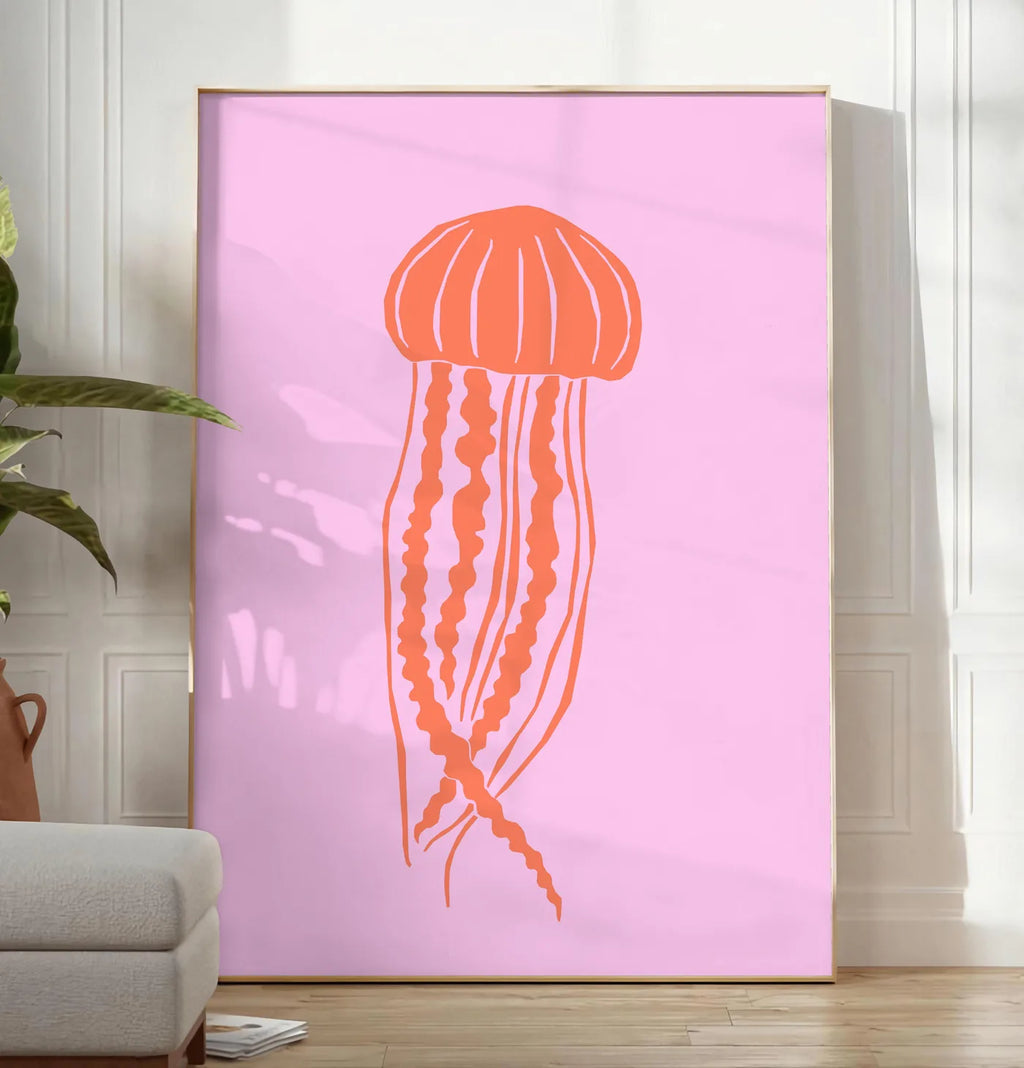 Reproduction affiche meduse minimaliste, posee au sol dans un salon minimaliste clair, a cote d'un canape beige et d'une plante verte, sur un parquet clair