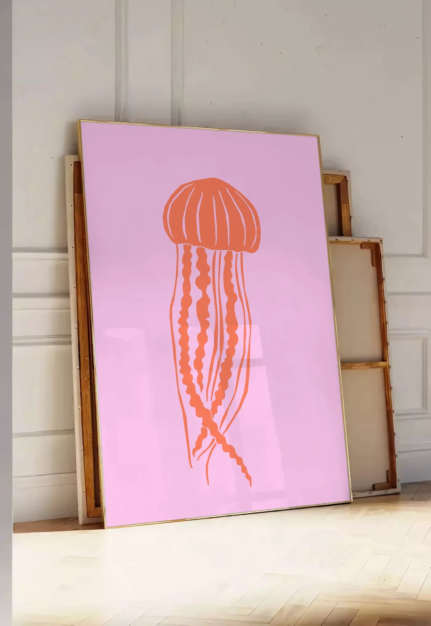 Tirage encadrable affiche meduse minimaliste, posee au sol dans une entree lumineuse, contre un mur a panneaux blancs, a cote de chassis en bois empiles