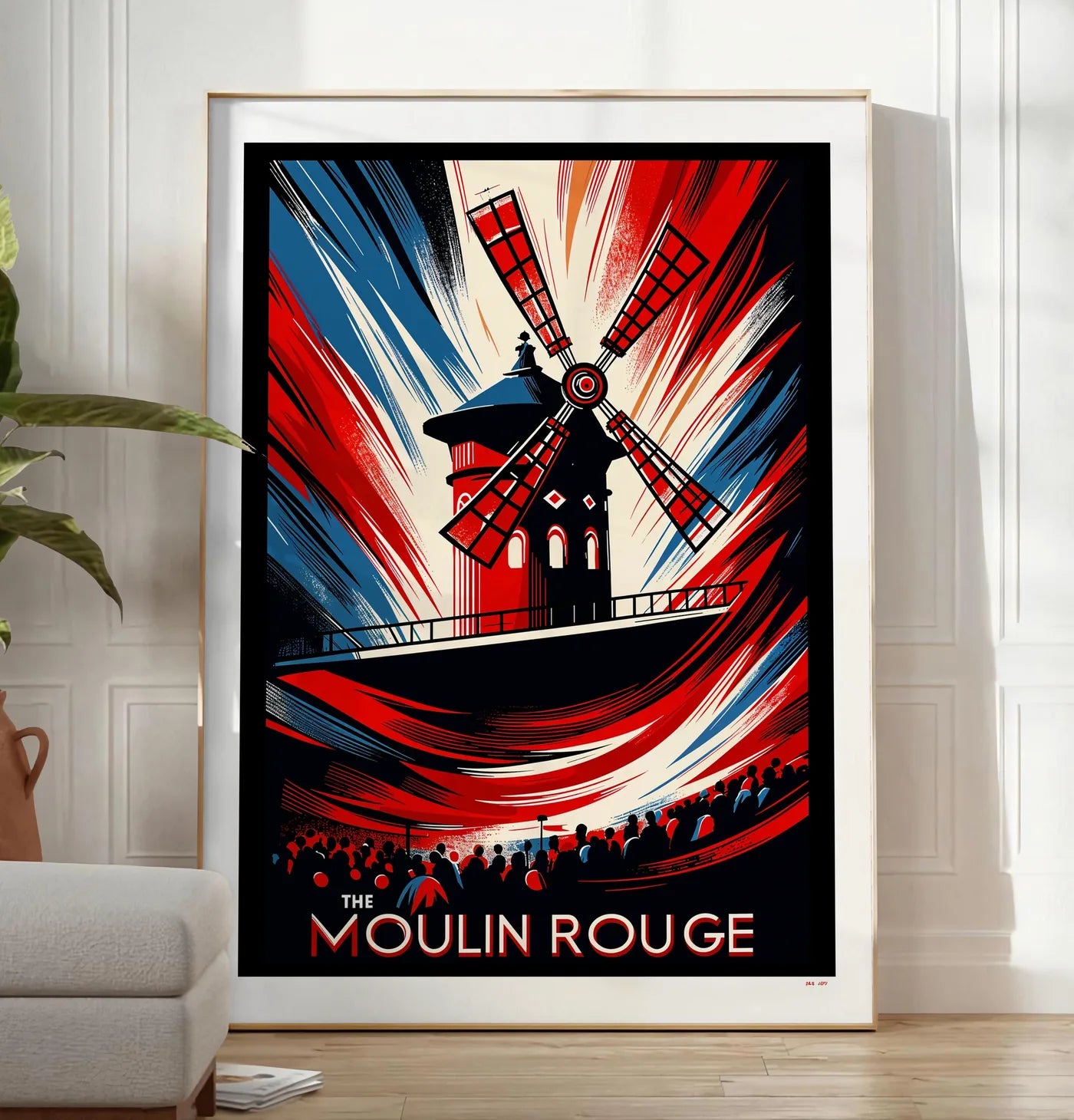 Reproduction affiche Moulin Rouge Art Deco, posee au sol dans un salon minimaliste clair, a cote d'un canape beige et d'une plante verte, sur un parquet clair