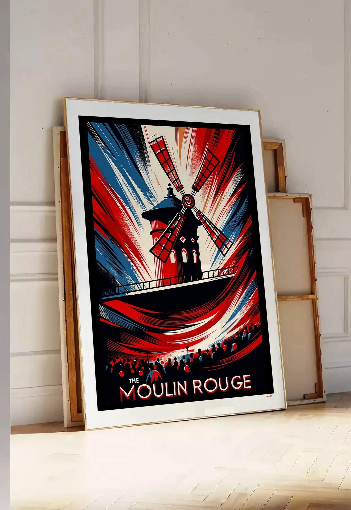 Tirage encadrable affiche Moulin Rouge Art Deco, posee au sol dans une entree lumineuse, contre un mur a panneaux blancs, a cote de chassis en bois empiles