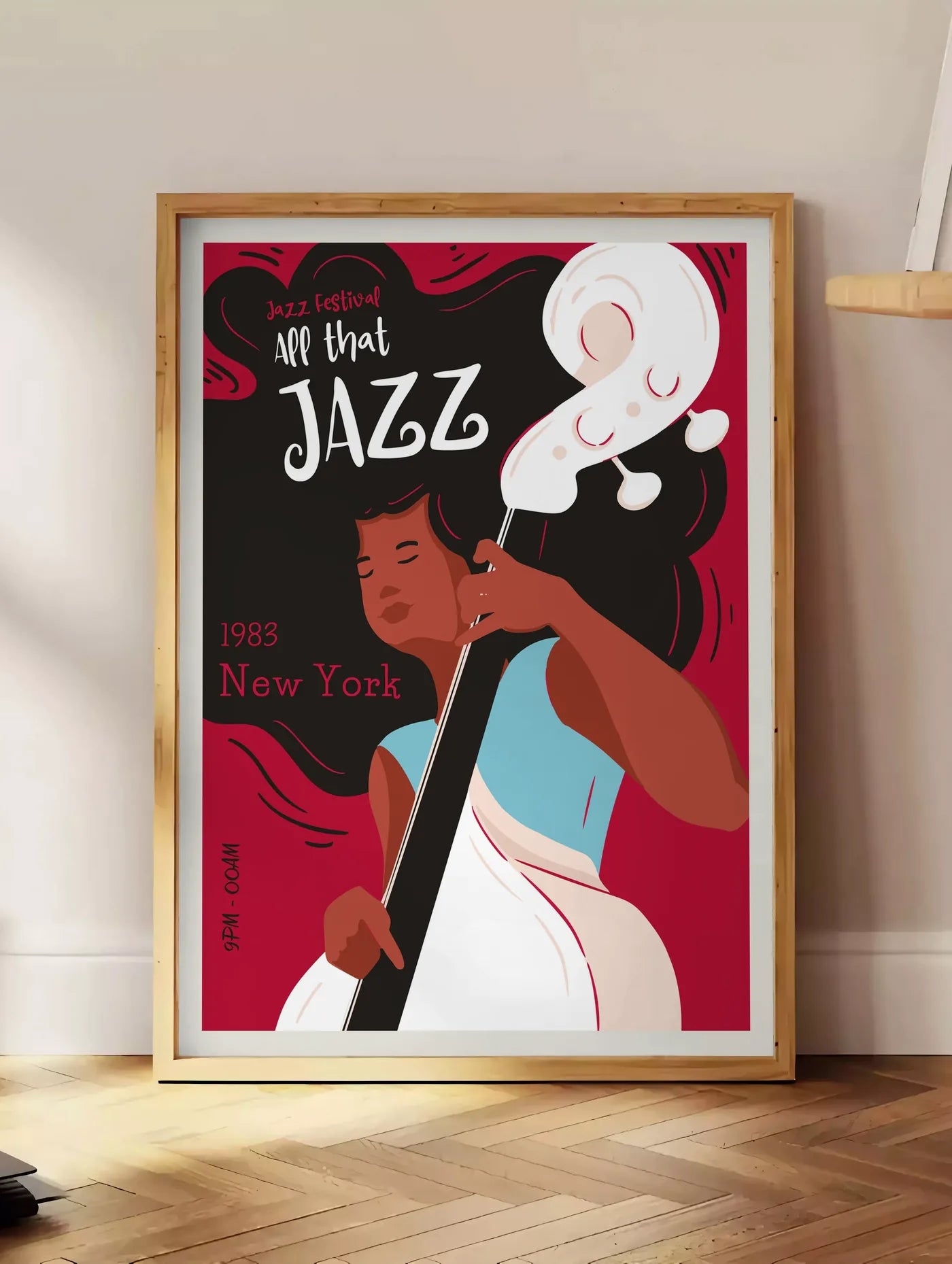 Estampe affiche jazz New York, posee au sol dans un coin salon, sur un parquet a chevrons, pres d'une table d'appoint en chene chargee de livres