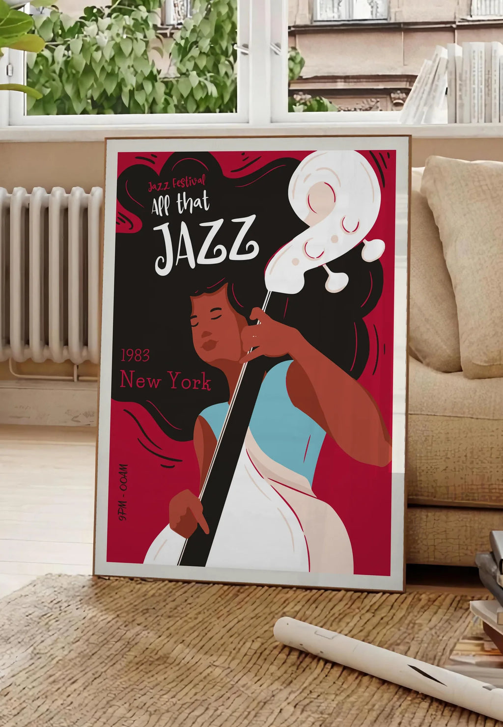 Poster affiche jazz New York, posee au sol dans un salon parisien, devant une grande fenetre donnant sur un immeuble haussmannien, entre un ficus et un canape creme
