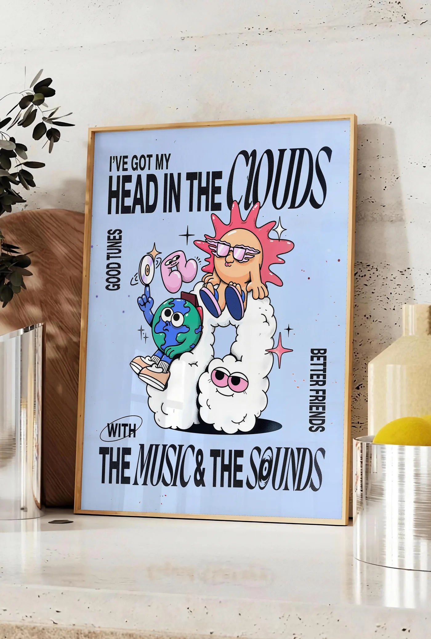 Affiche affiche musique groovy, posee sur un plan de travail de cuisine en pierre claire, entre une branche d'eucalyptus en vase et un bocal de citrons