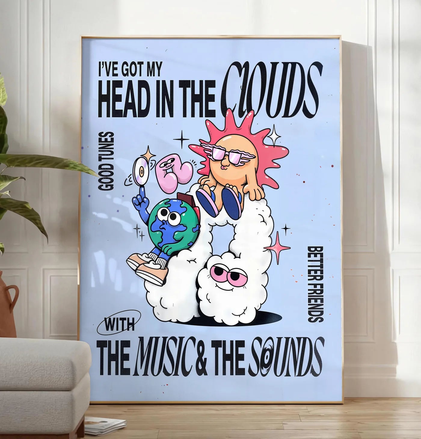 Reproduction affiche musique groovy, posee au sol dans un salon minimaliste clair, a cote d'un canape beige et d'une plante verte, sur un parquet clair