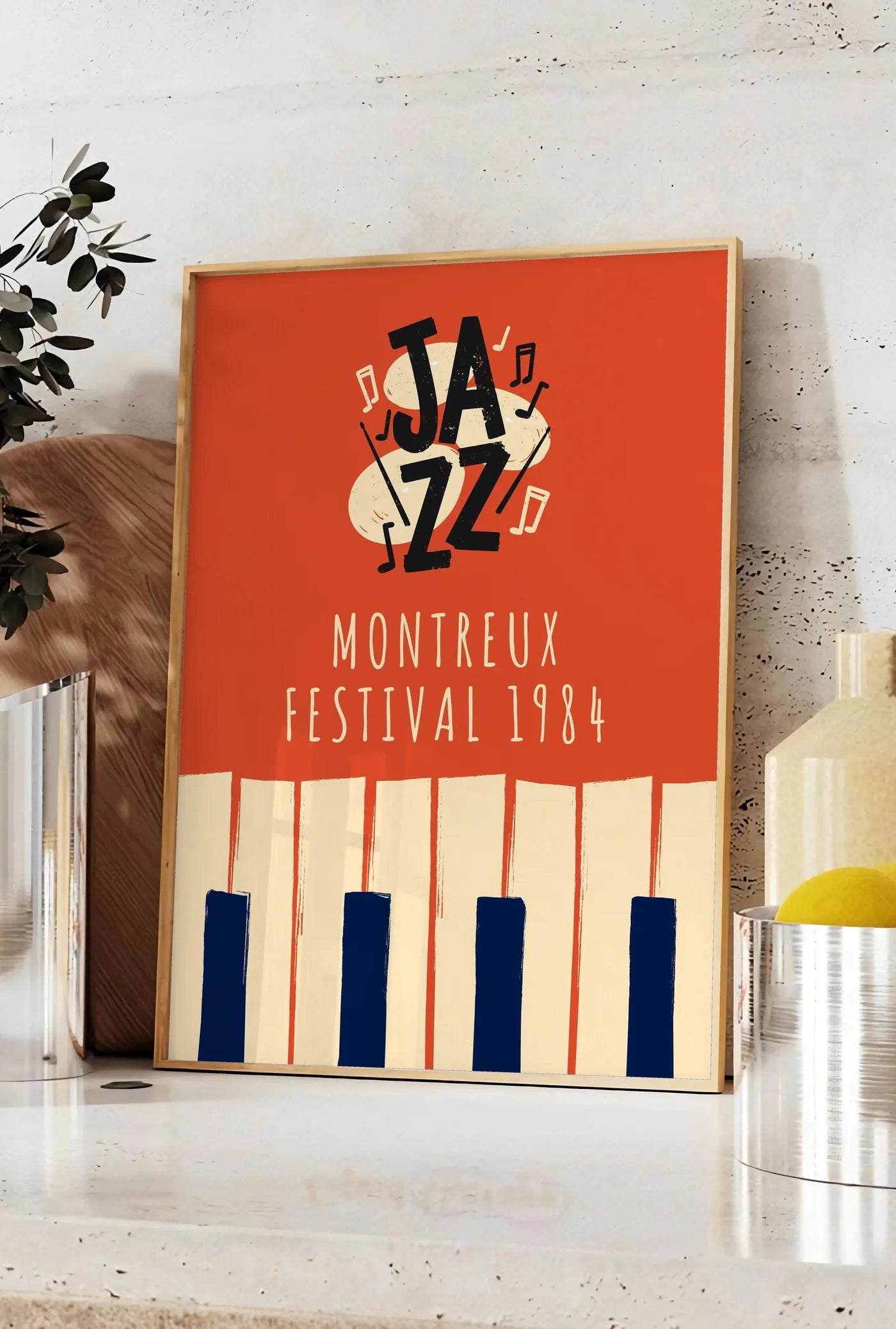 Affiche affiche jazz festival retro, posee sur un plan de travail de cuisine en pierre claire, entre une branche d'eucalyptus en vase et un bocal de citrons