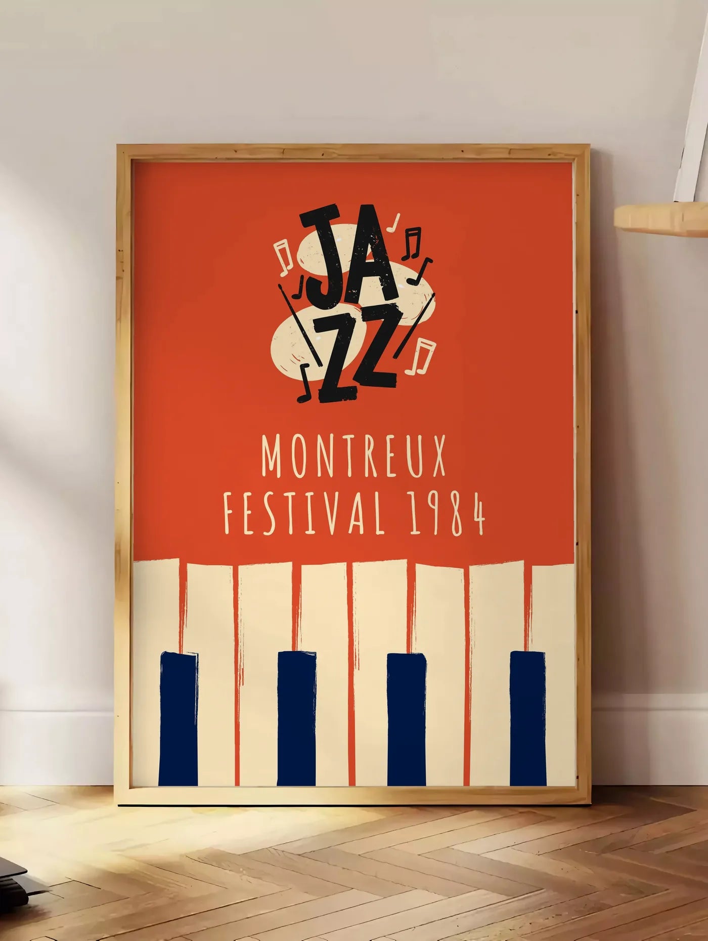 Estampe affiche jazz festival retro, posee au sol dans un coin salon, sur un parquet a chevrons, pres d'une table d'appoint en chene chargee de livres
