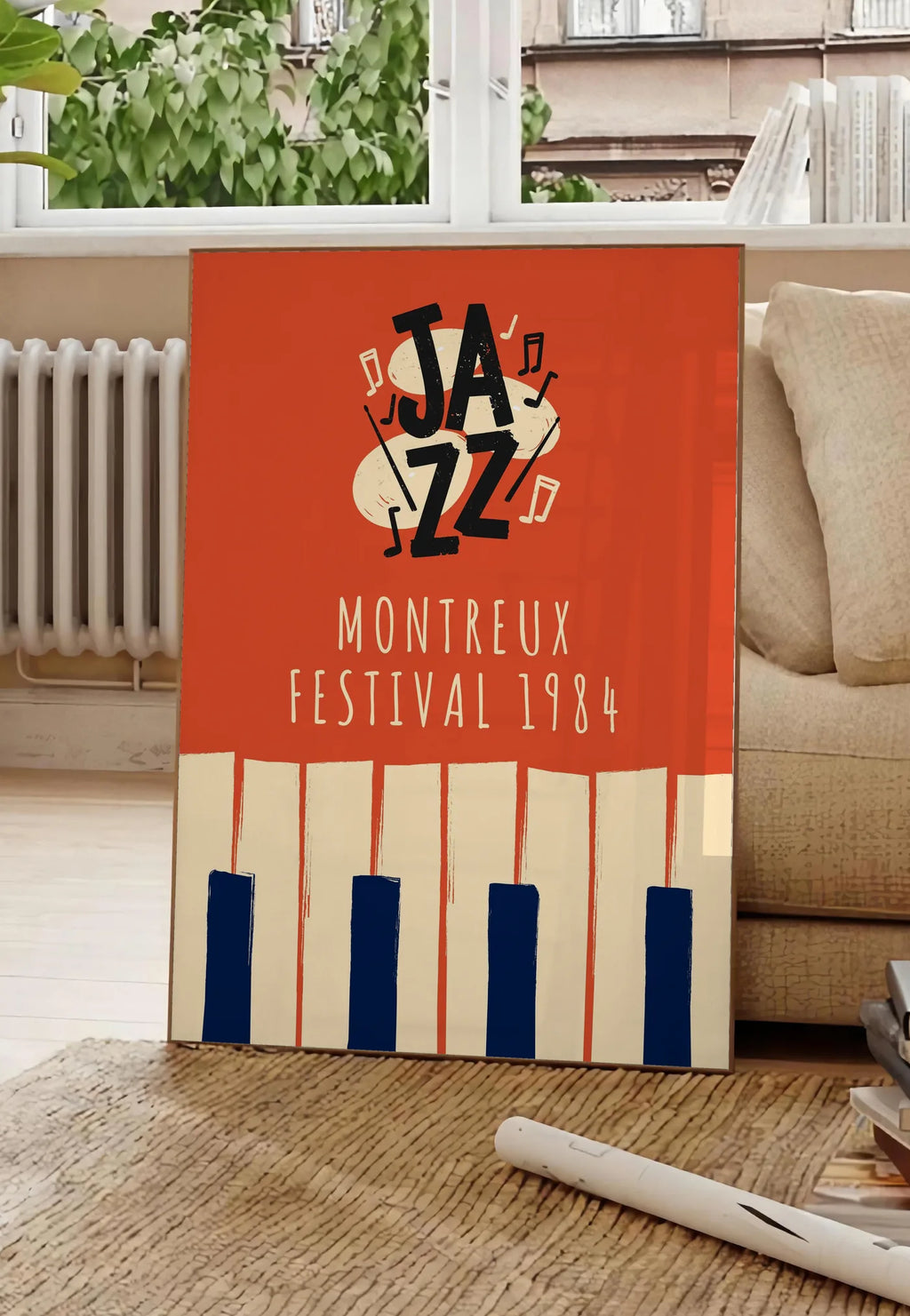 Poster affiche jazz festival retro, posee au sol dans un salon parisien, devant une grande fenetre donnant sur un immeuble haussmannien, entre un ficus et un canape creme