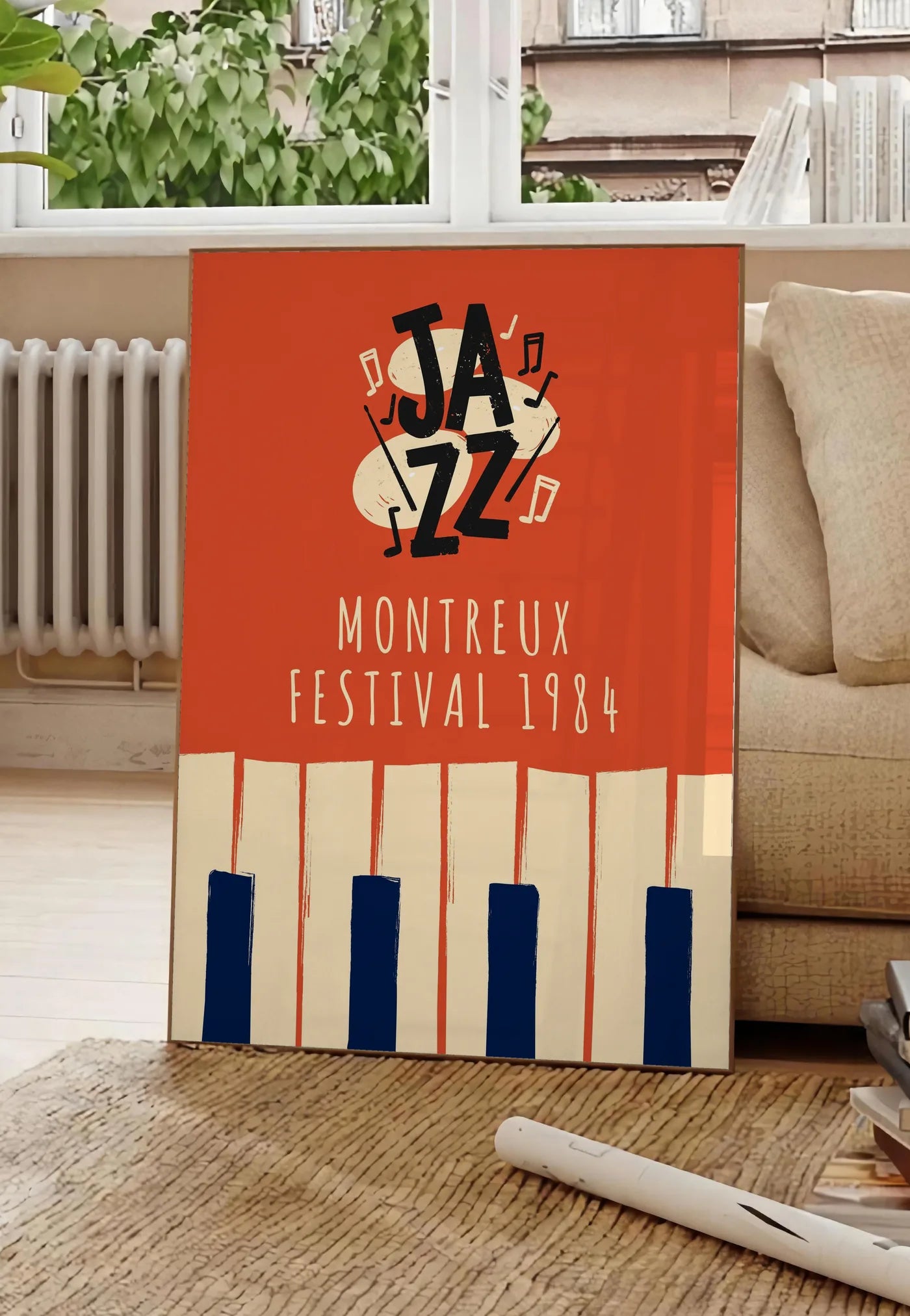 Poster affiche jazz festival retro, posee au sol dans un salon parisien, devant une grande fenetre donnant sur un immeuble haussmannien, entre un ficus et un canape creme