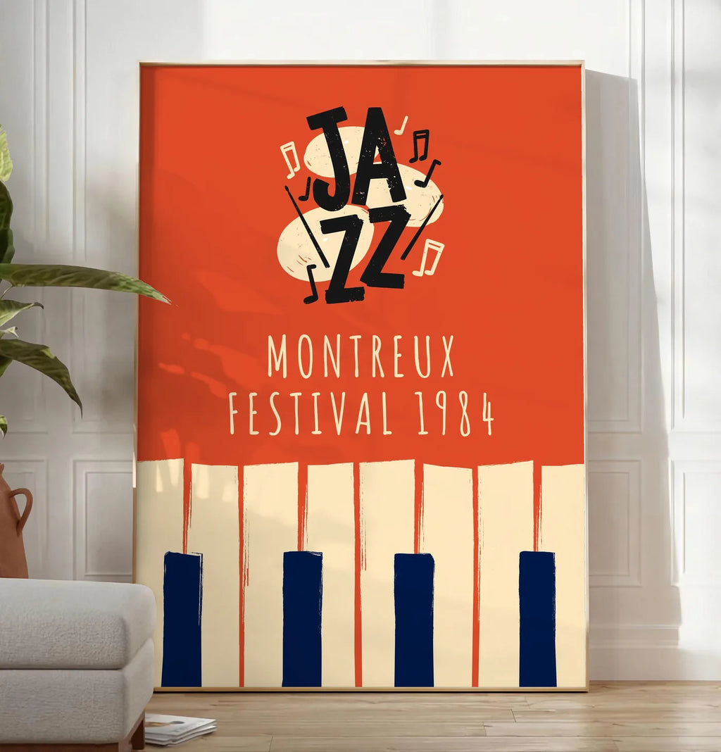 Reproduction affiche jazz festival retro, posee au sol dans un salon minimaliste clair, a cote d'un canape beige et d'une plante verte, sur un parquet clair