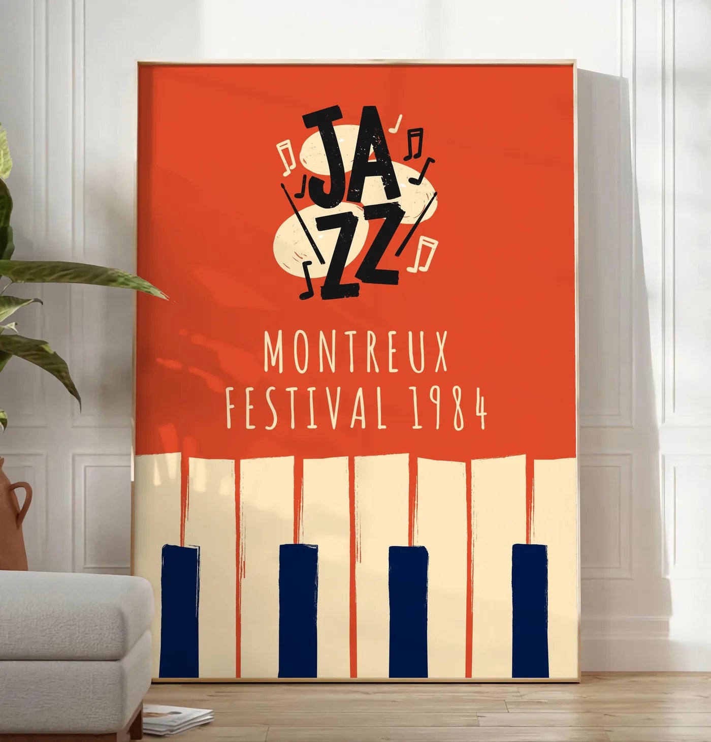 Reproduction affiche jazz festival retro, posee au sol dans un salon minimaliste clair, a cote d'un canape beige et d'une plante verte, sur un parquet clair