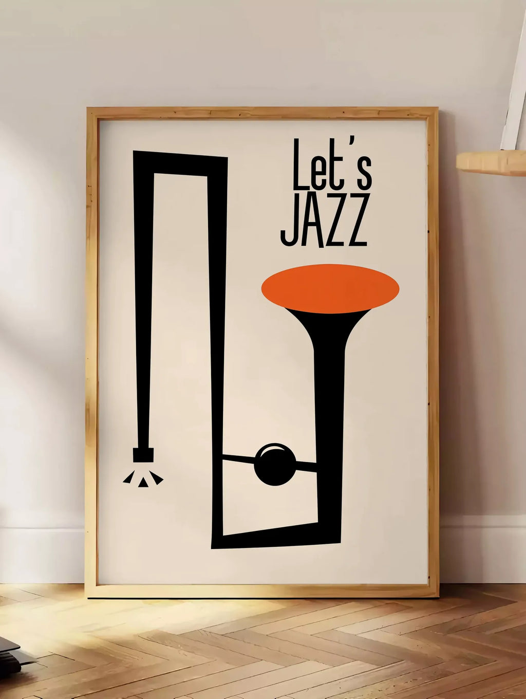 Estampe affiche jazz minimaliste, posee au sol dans un coin salon, sur un parquet a chevrons, pres d'une table d'appoint en chene chargee de livres