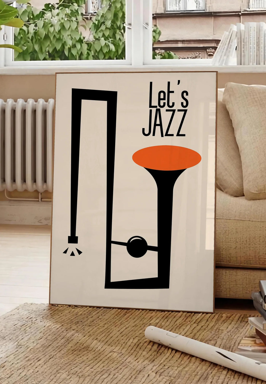 Poster affiche jazz minimaliste, posee au sol dans un salon parisien, devant une grande fenetre donnant sur un immeuble haussmannien, entre un ficus et un canape creme