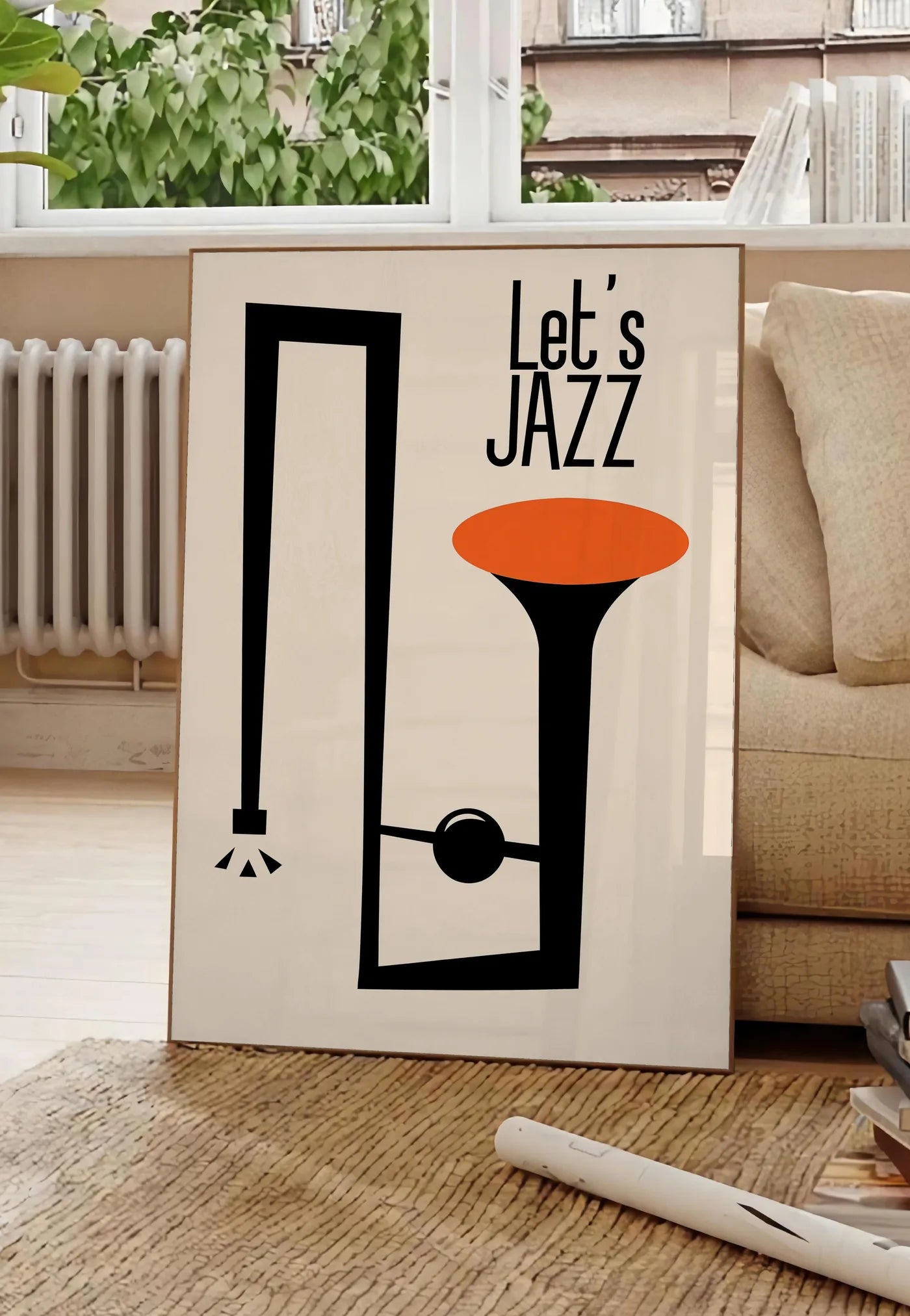 Poster affiche jazz minimaliste, posee au sol dans un salon parisien, devant une grande fenetre donnant sur un immeuble haussmannien, entre un ficus et un canape creme