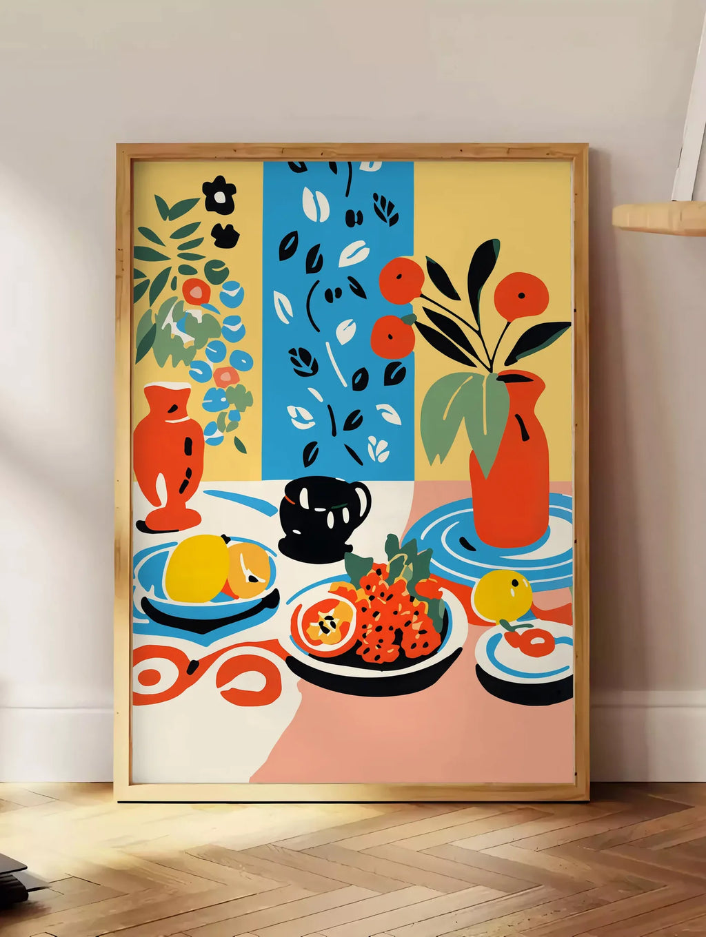 Estampe affiche cuisine nature morte, posee au sol dans un coin salon, sur un parquet a chevrons, pres d'une table d'appoint en chene chargee de livres