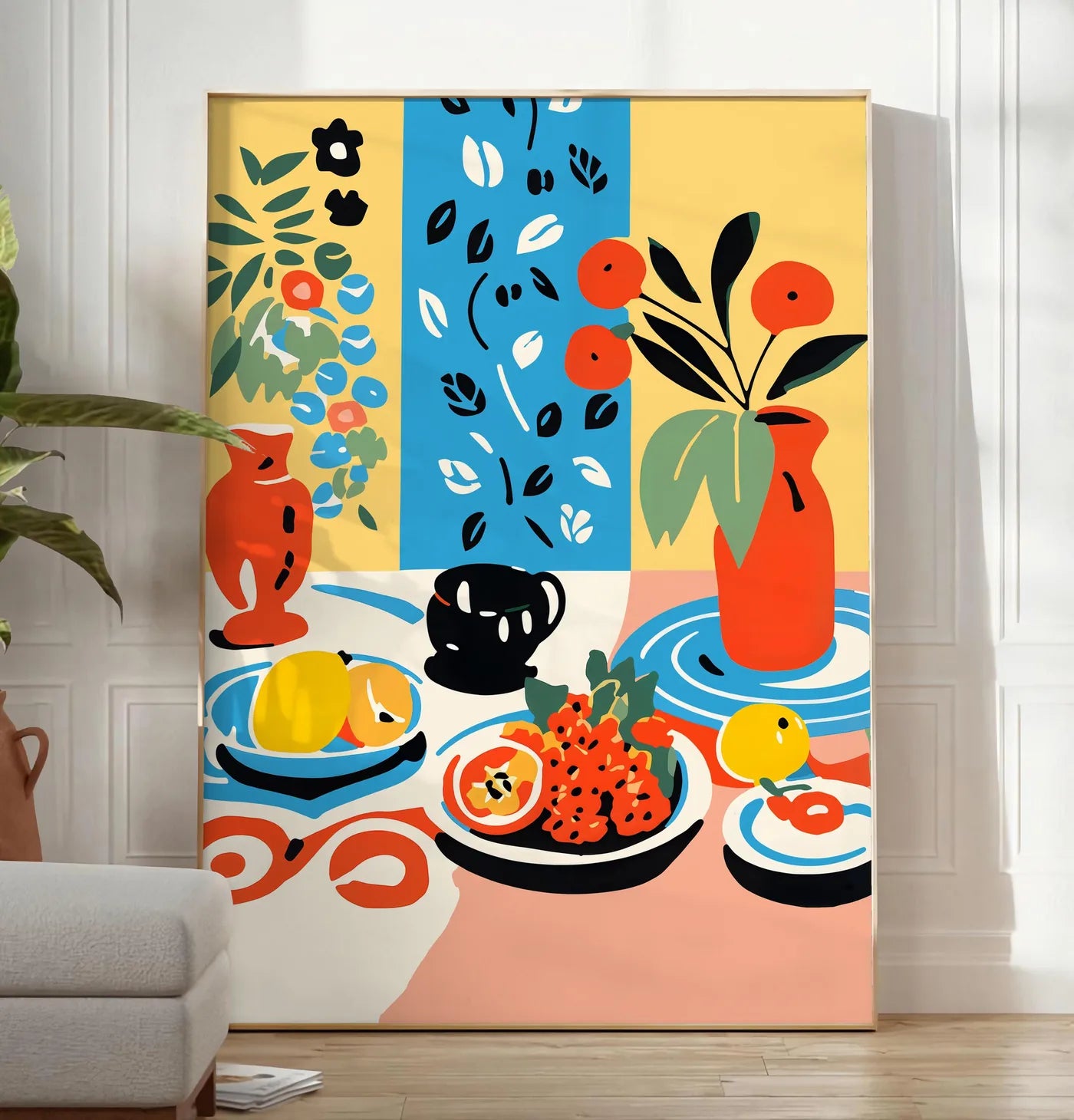 Reproduction affiche cuisine nature morte, posee au sol dans un salon minimaliste clair, a cote d'un canape beige et d'une plante verte, sur un parquet clair