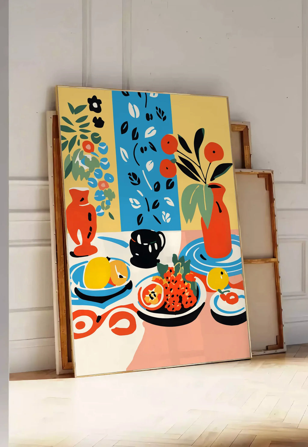 Tirage encadrable affiche cuisine nature morte, posee au sol dans une entree lumineuse, contre un mur a panneaux blancs, a cote de chassis en bois empiles