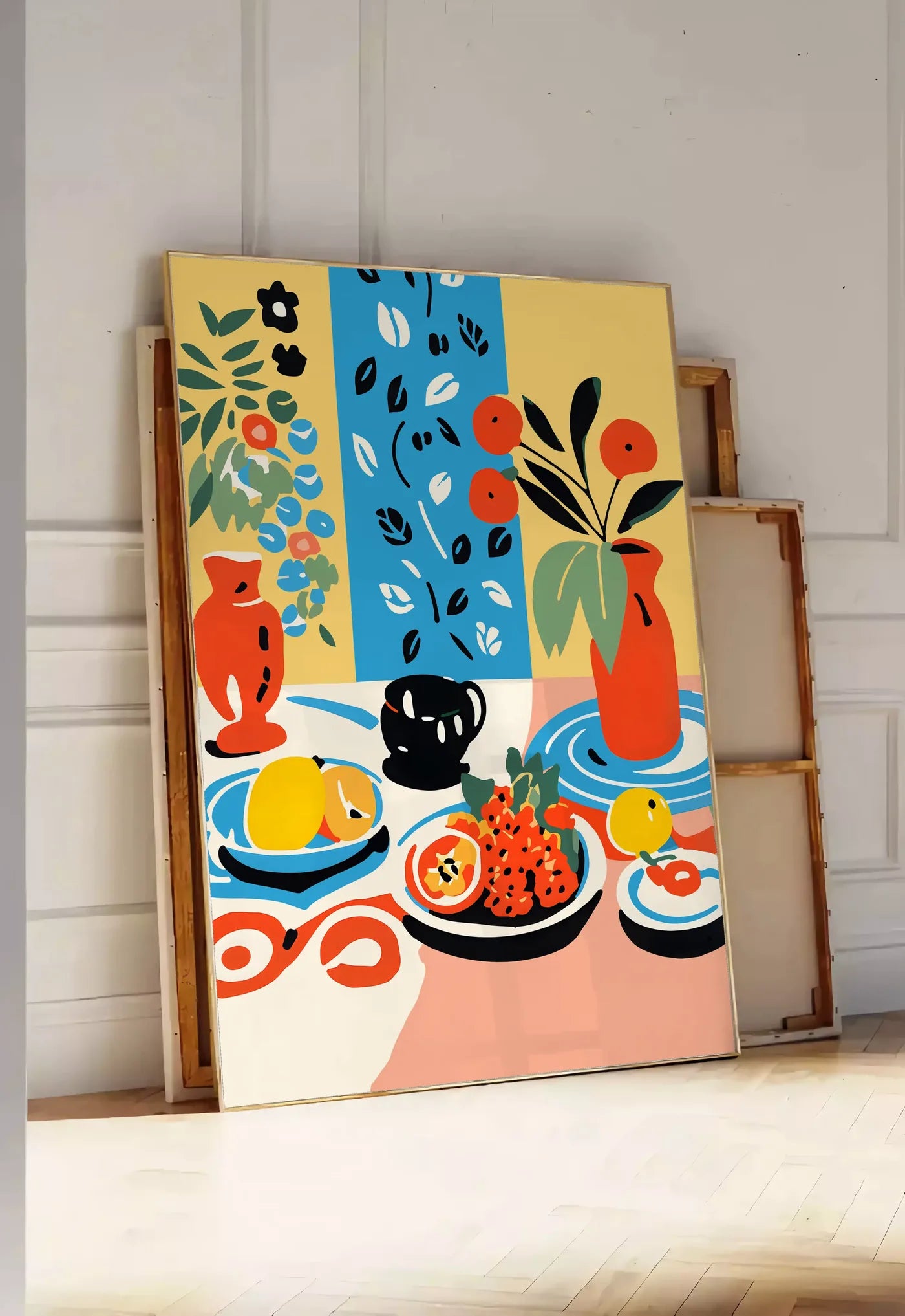 Tirage encadrable affiche cuisine nature morte, posee au sol dans une entree lumineuse, contre un mur a panneaux blancs, a cote de chassis en bois empiles