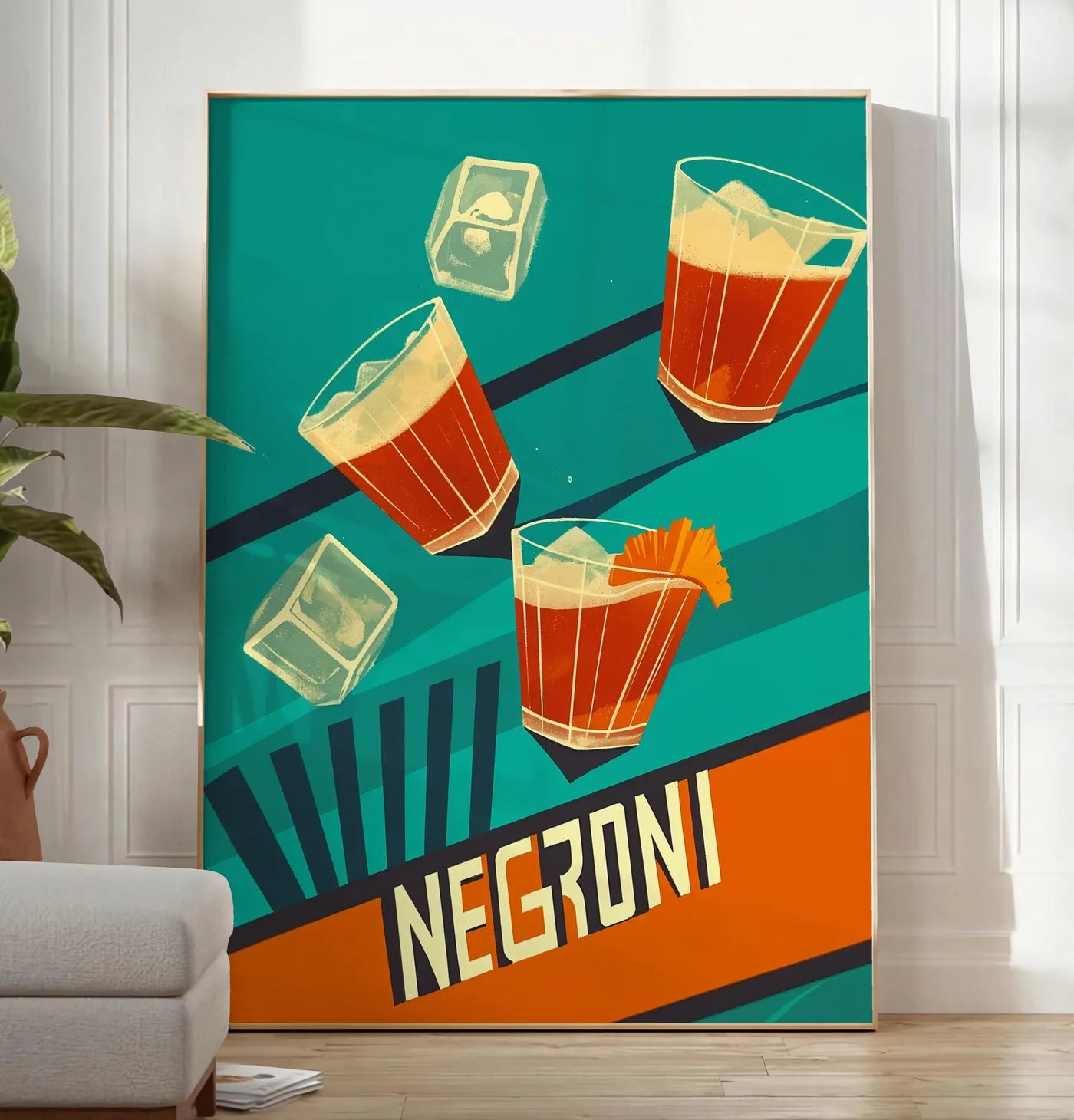 Reproduction affiche cocktail Negroni, posee au sol dans un salon minimaliste clair, a cote d'un canape beige et d'une plante verte, sur un parquet clair
