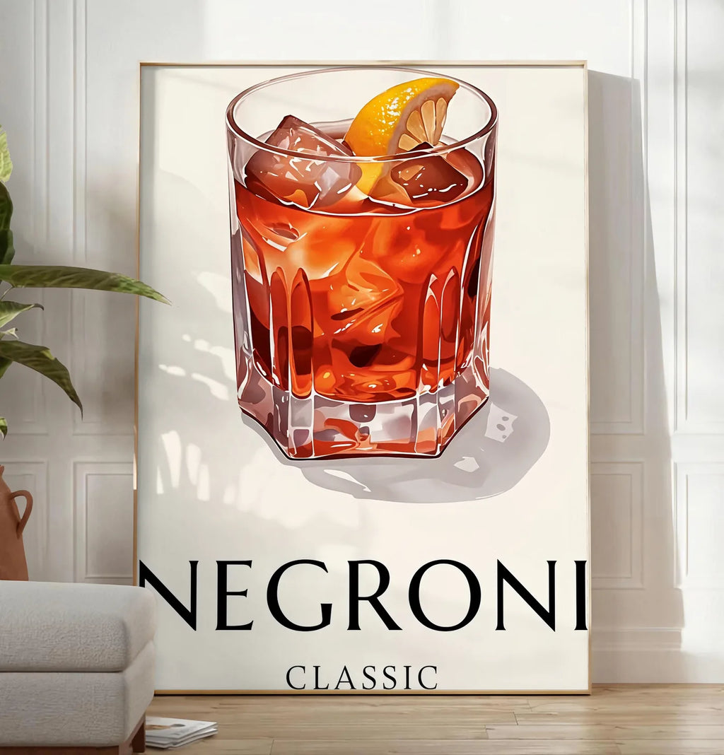Reproduction affiche cocktail Negroni, posee au sol dans un salon minimaliste clair, a cote d'un canape beige et d'une plante verte, sur un parquet clair
