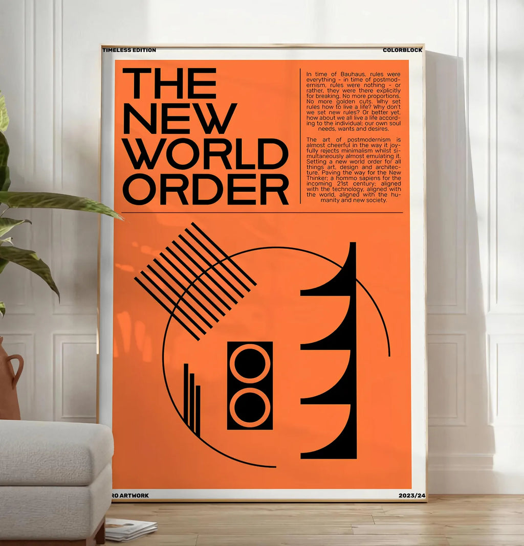 Reproduction typographie The New World Order en noir sur orange, posee au sol dans un salon minimaliste clair, a cote d'un canape beige et d'une plante verte, sur un parquet clair