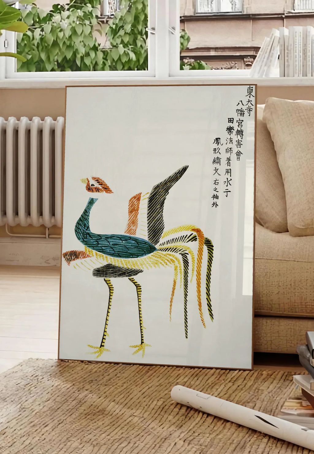Poster affiche grues stylisees vintage art japonais, posee au sol dans un salon parisien, devant une grande fenetre donnant sur un immeuble haussmannien, entre un ficus et un canape creme