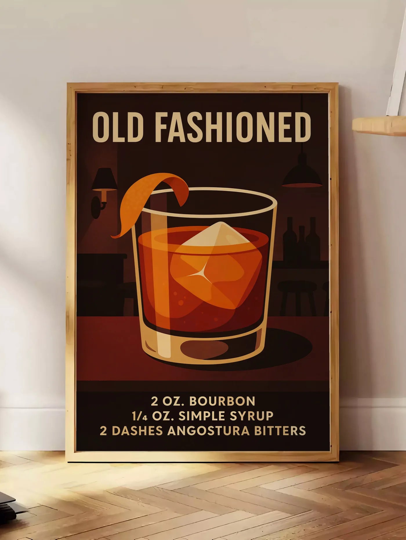 Estampe affiche cocktail Old Fashioned, posee au sol dans un coin salon, sur un parquet a chevrons, pres d'une table d'appoint en chene chargee de livres