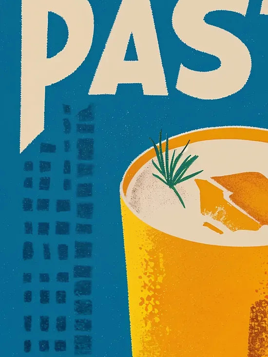 Gros plan sur le verre de pastis, glace et herbes