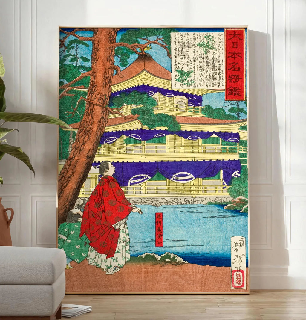 Reproduction affiche pavillon dore et samurai art japonais, posee au sol dans un salon minimaliste clair, a cote d'un canape beige et d'une plante verte, sur un parquet clair