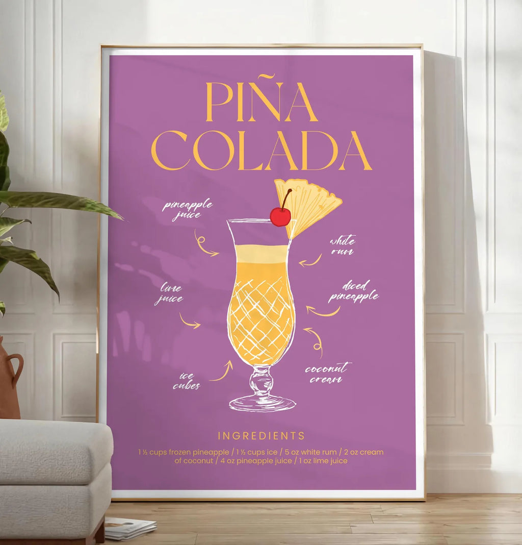 Reproduction affiche cocktail Pina Colada, posee au sol dans un salon minimaliste clair, a cote d'un canape beige et d'une plante verte, sur un parquet clair