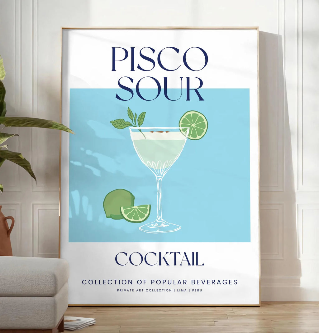 Reproduction affiche cocktail Pisco Sour, posee au sol dans un salon minimaliste clair, a cote d'un canape beige et d'une plante verte, sur un parquet clair