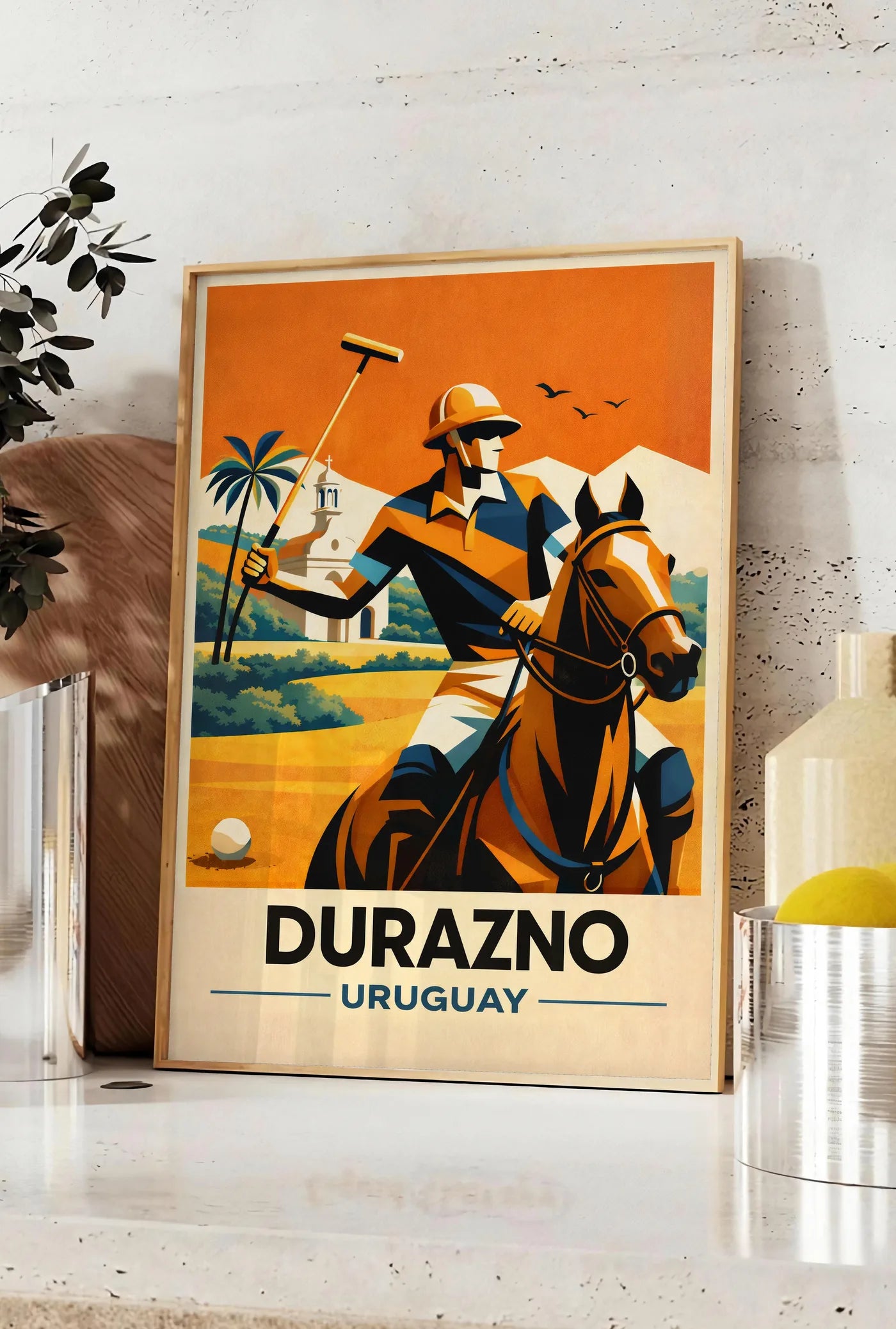 Affiche affiche polo Durazno Uruguay, posee sur un plan de travail de cuisine en pierre claire, entre une branche d'eucalyptus en vase et un bocal de citrons