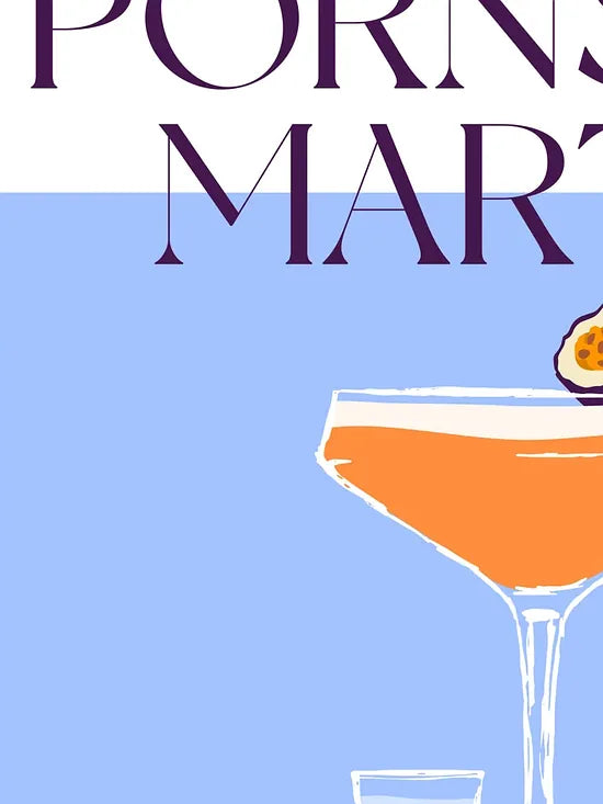 Gros plan sur le verre martini, cocktail orange et fruit de la passion