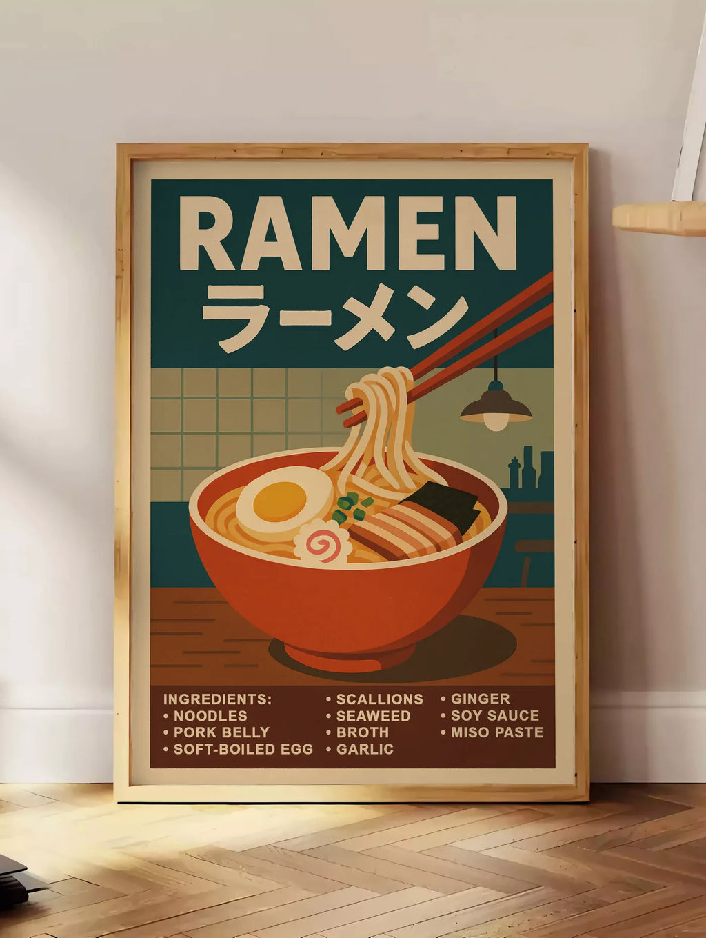 Estampe affiche ramen bol fumant aux nouilles, posee au sol dans un coin salon, sur un parquet a chevrons, pres d'une table d'appoint en chene chargee de livres