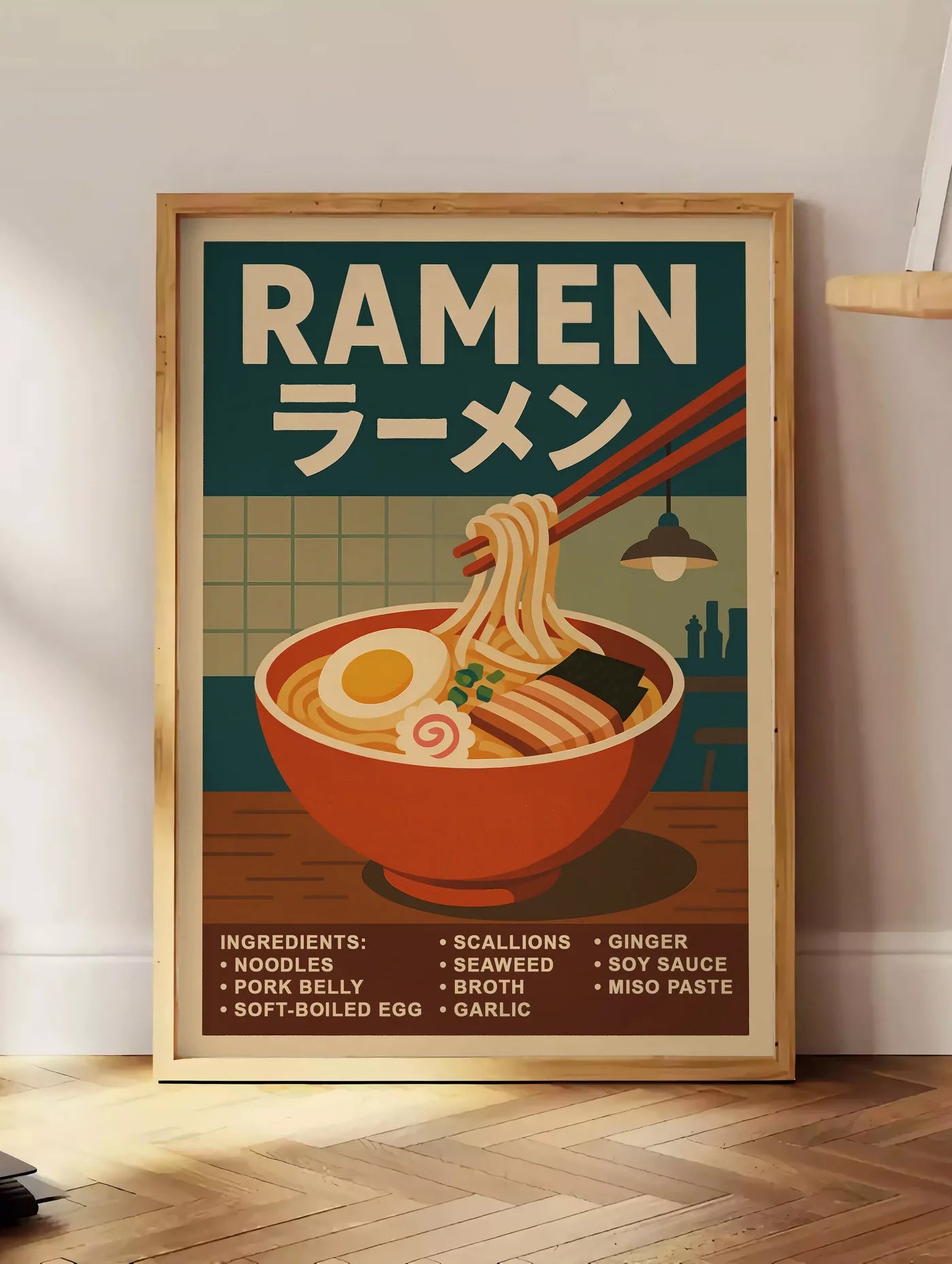 Estampe affiche ramen bol fumant aux nouilles, posee au sol dans un coin salon, sur un parquet a chevrons, pres d'une table d'appoint en chene chargee de livres