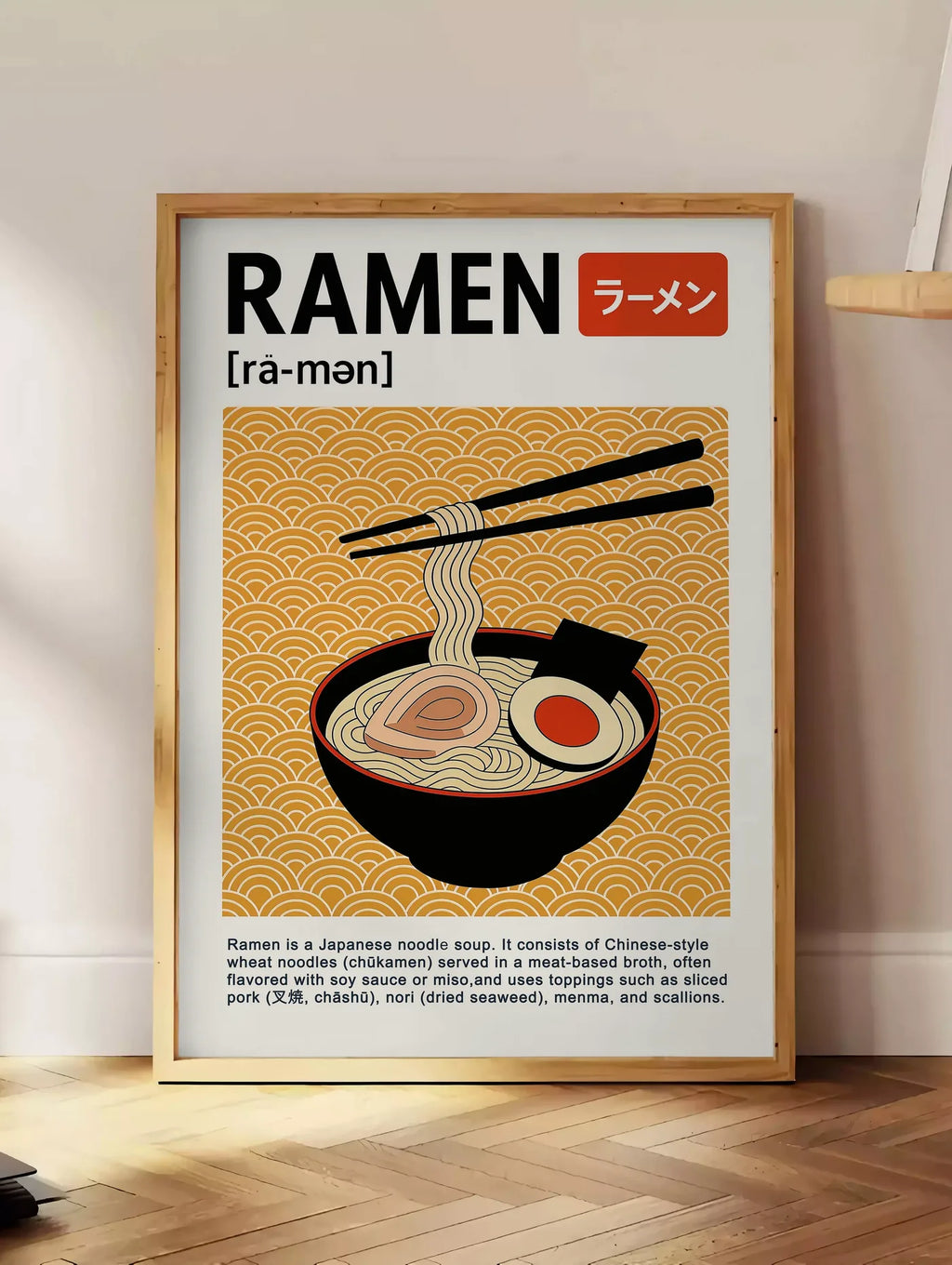 Estampe affiche cuisine ramen japonais, posee au sol dans un coin salon, sur un parquet a chevrons, pres d'une table d'appoint en chene chargee de livres