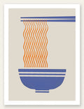 Affiche cuisine ramen, nouilles orange soulevees au-dessus d'un bol bleu