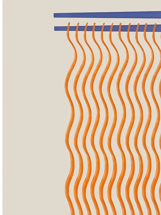 Gros plan sur les nouilles ramen orange et les baguettes