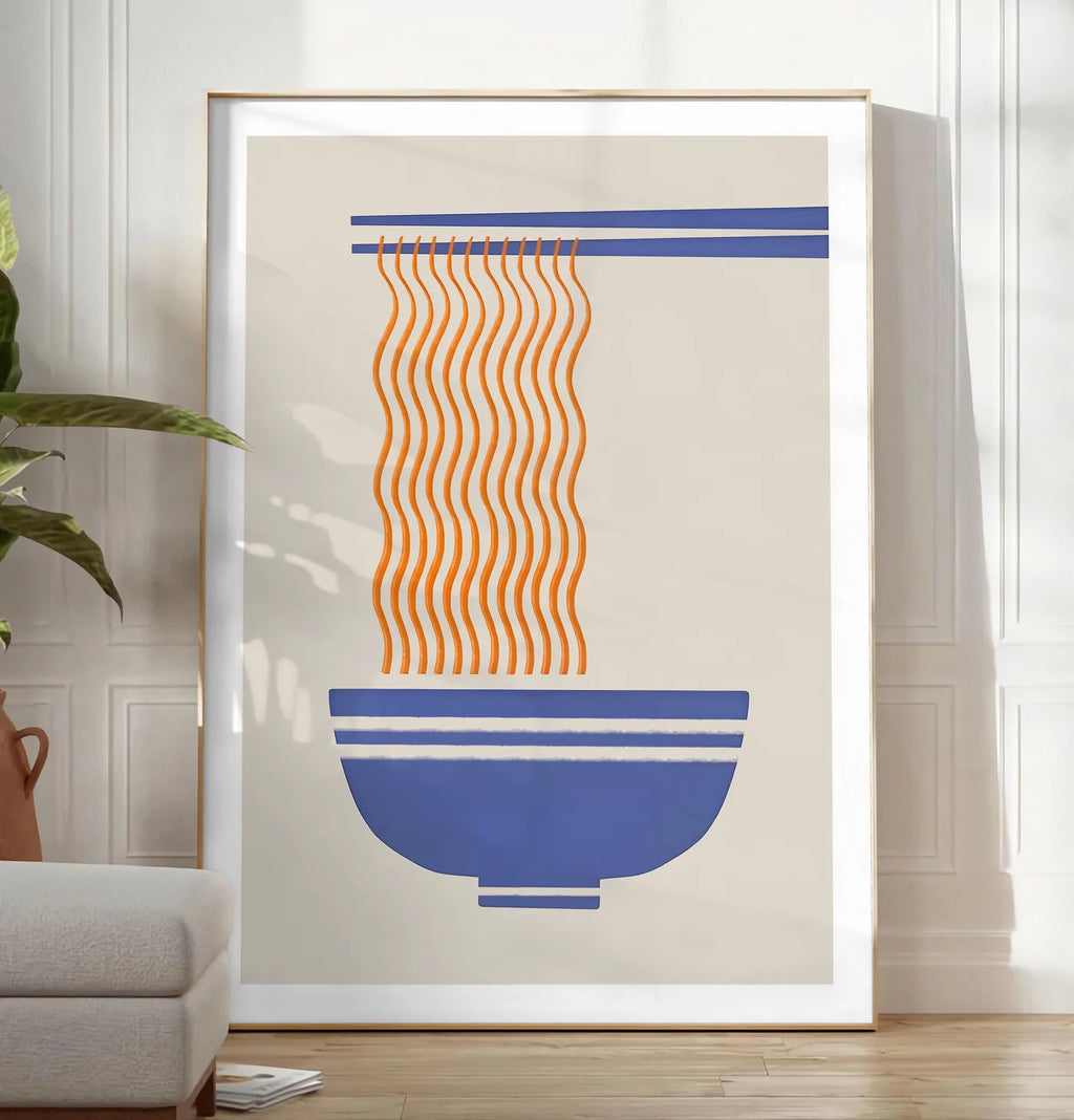 Reproduction affiche cuisine ramen, posee au sol dans un salon minimaliste clair, a cote d'un canape beige et d'une plante verte, sur un parquet clair