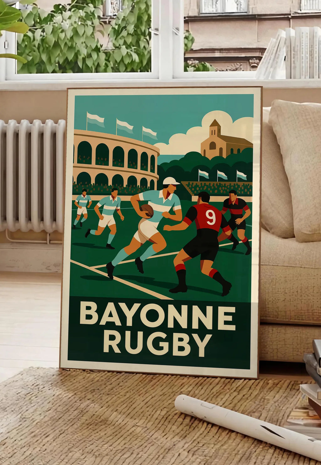 Poster joueurs de rugby en maillots rayés, posee au sol dans un salon parisien, devant une grande fenetre donnant sur un immeuble haussmannien, entre un ficus et un canape creme