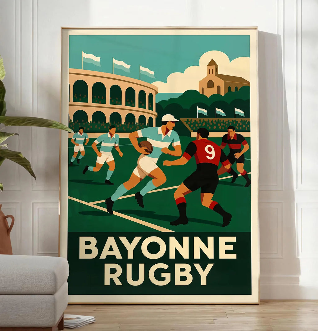 Reproduction joueurs de rugby en maillots rayés, posee au sol dans un salon minimaliste clair, a cote d'un canape beige et d'une plante verte, sur un parquet clair