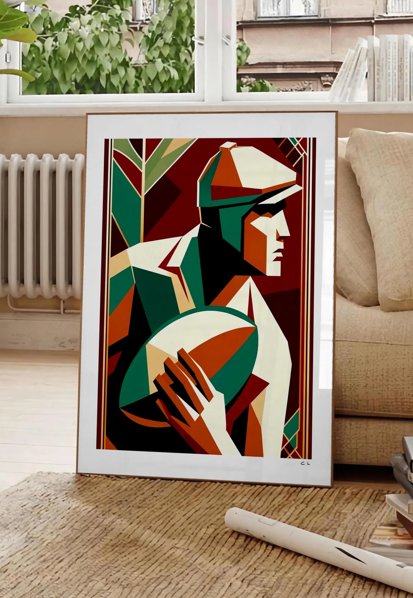 Poster affiche rugby art deco, posee au sol dans un salon parisien, devant une grande fenetre donnant sur un immeuble haussmannien, entre un ficus et un canape creme