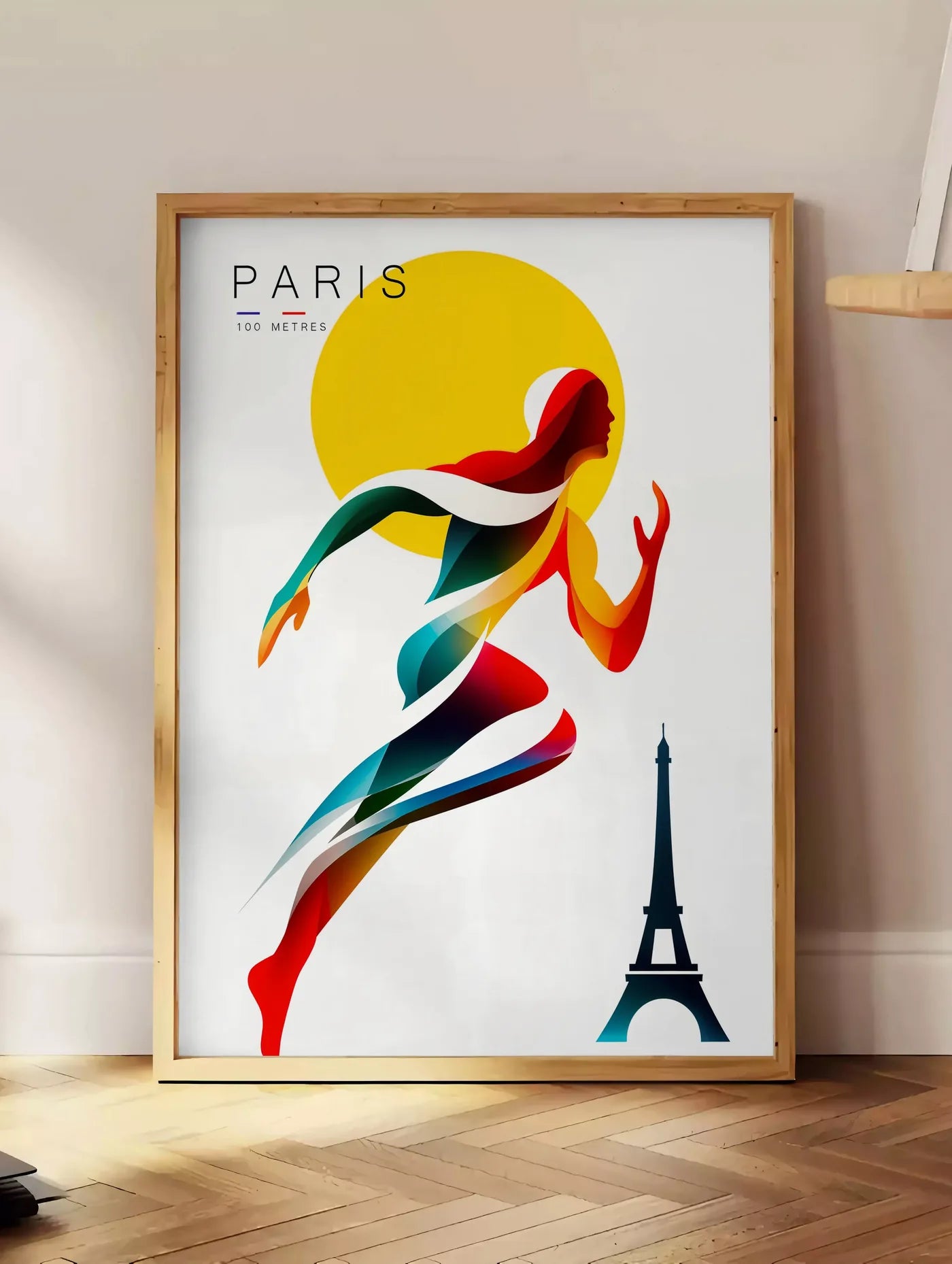 Estampe affiche Paris 100 metres, posee au sol dans un coin salon, sur un parquet a chevrons, pres d'une table d'appoint en chene chargee de livres