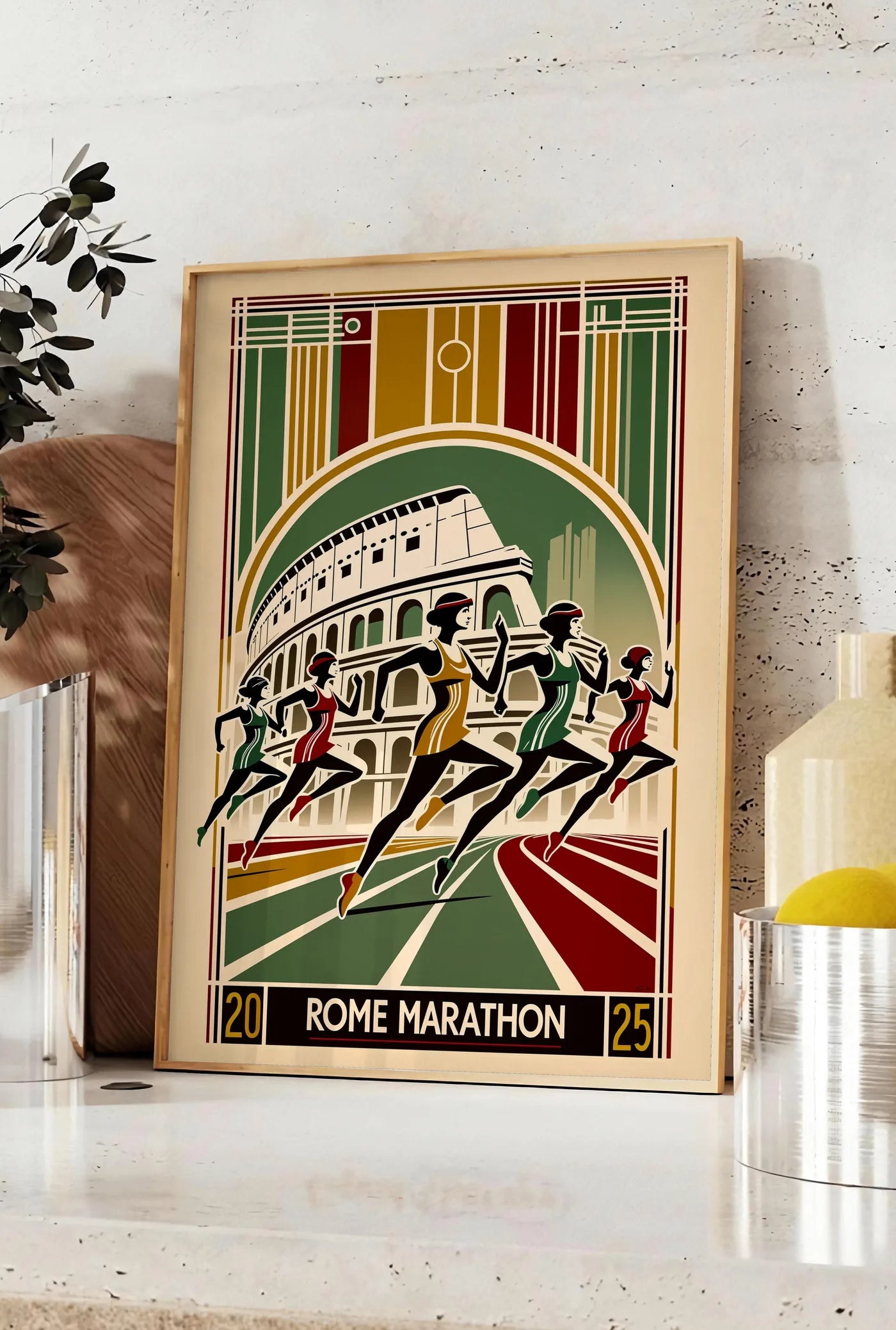 Affiche coureuses stylisées traversent une piste devant le Colisée, posee sur un plan de travail de cuisine en pierre claire, entre une branche d'eucalyptus en vase et un bocal de citrons