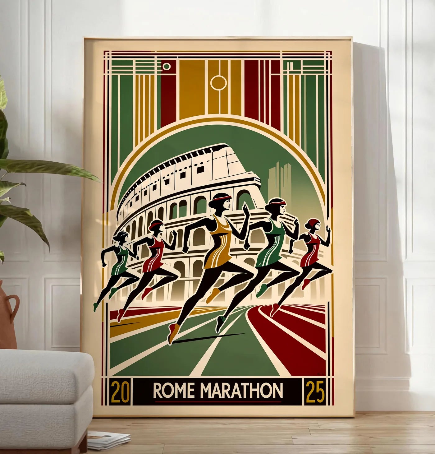 Reproduction coureuses stylisées traversent une piste devant le Colisée, posee au sol dans un salon minimaliste clair, a cote d'un canape beige et d'une plante verte, sur un parquet clair