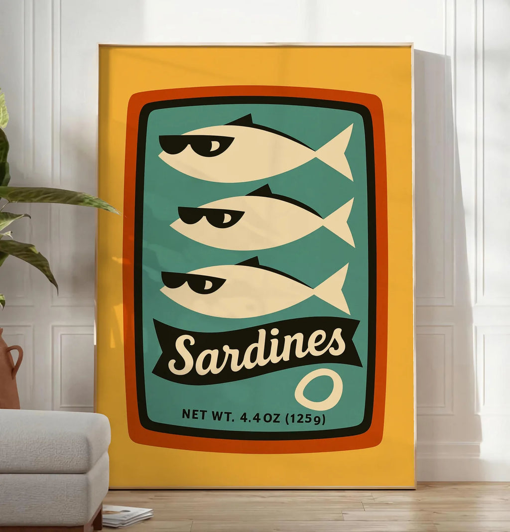 Reproduction affiche cuisine sardines, posee au sol dans un salon minimaliste clair, a cote d'un canape beige et d'une plante verte, sur un parquet clair