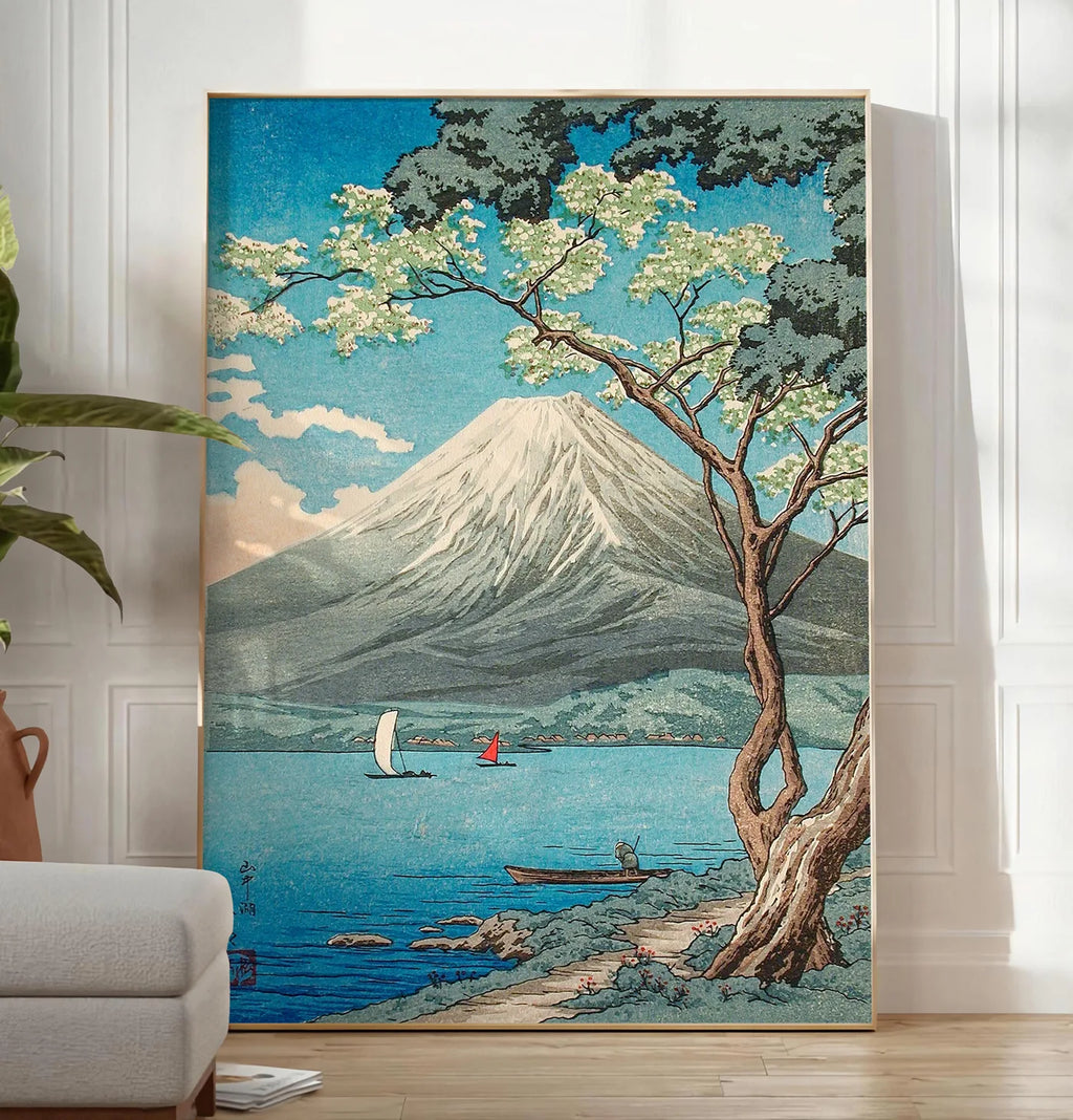 Reproduction affiche Mont Fuji estampe, posee au sol dans un salon minimaliste clair, a cote d'un canape beige et d'une plante verte, sur un parquet clair