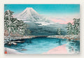 Affiche Mont Fuji estampe, enneige sur un lac turquoise et pins sous la neige